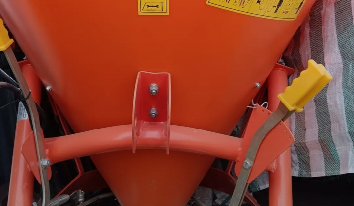 Malotraktor s príslušenstvom - mulčovač, rozmetadlo, snežný pluh