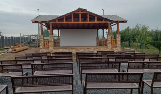 Amfiteáter - Brezina Obec získala dotáciu vo výške 99.722,62 Eur z Pôdohospodárskej platobnej agentúry na výstavbu amfiteátra s hľadiskom. 