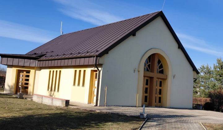 Havarijný stav strechy Domu smútku v Brezine