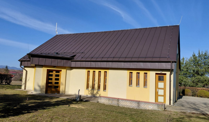 Havarijný stav strechy Domu smútku v Brezine