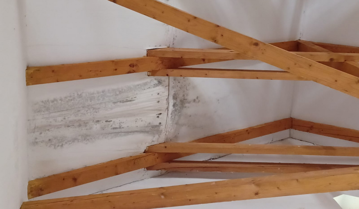 Havarijný stav strechy Domu smútku v Brezine