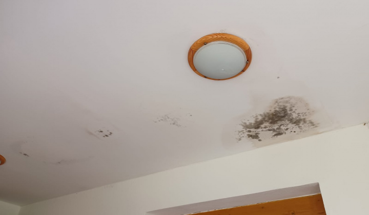 Havarijný stav strechy Domu smútku v Brezine