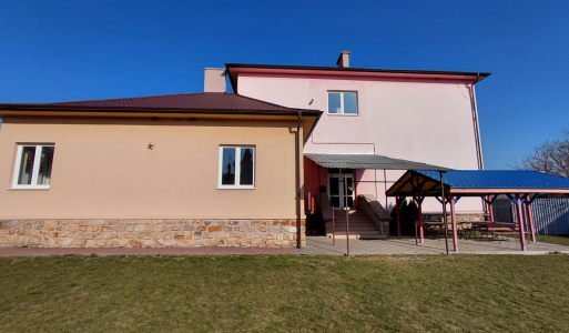 Náter fasády základnej školy v Brezine 