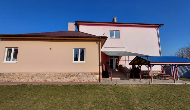 Náter fasády základnej školy v Brezine