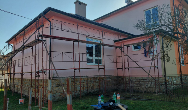 Náter fasády základnej školy v Brezine