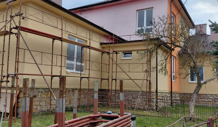 Náter fasády základnej školy v Brezine