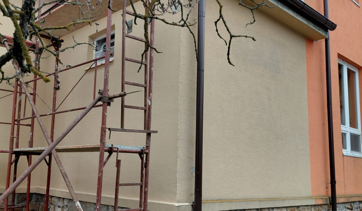 Náter fasády základnej školy v Brezine