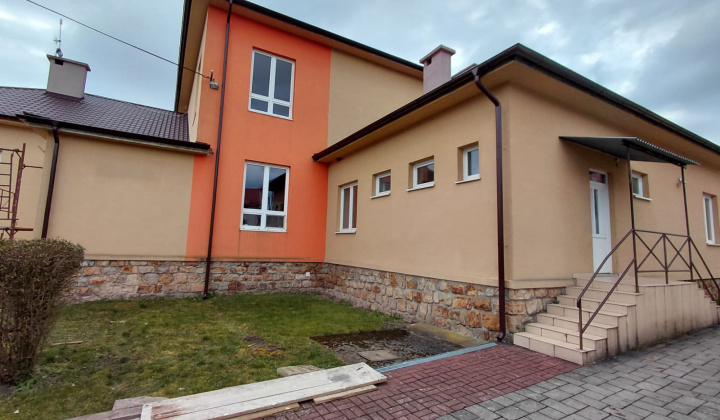 Náter fasády základnej školy v Brezine