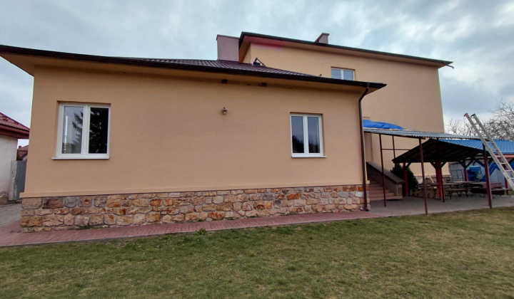 Náter fasády základnej školy v Brezine