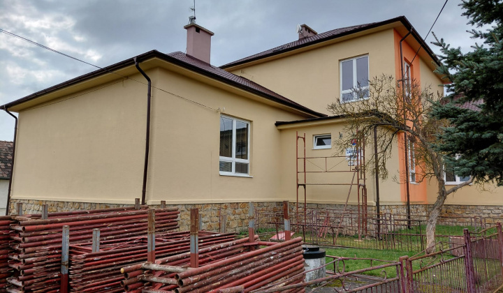 Náter fasády základnej školy v Brezine