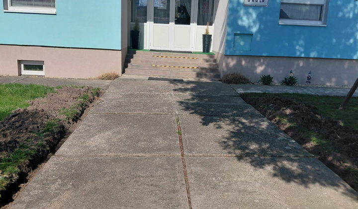 Oprava prístupového chodníka k materskej škole v Brezine