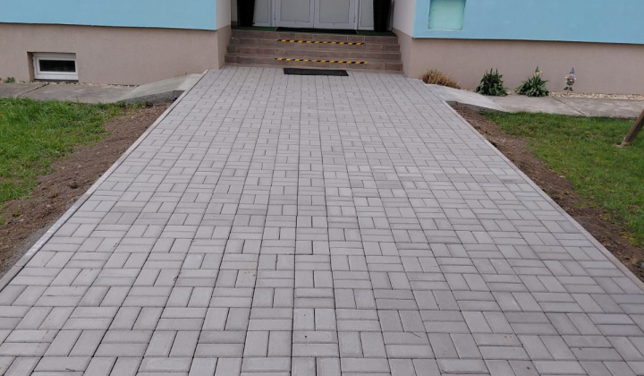 Oprava prístupového chodníka k materskej škole v Brezine