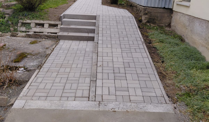 Oprava prístupového chodníka k materskej škole v Brezine