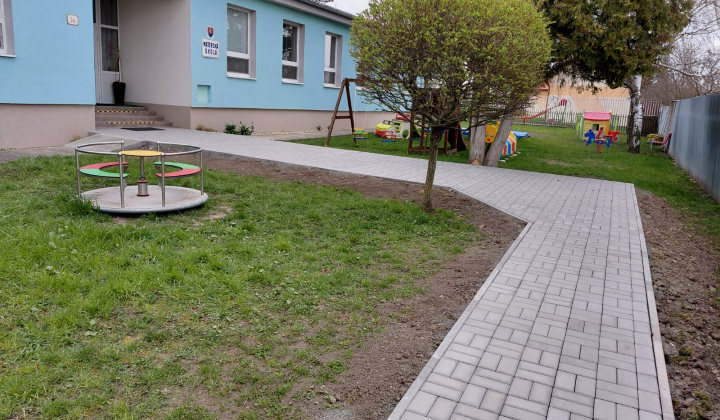Oprava prístupového chodníka k materskej škole v Brezine