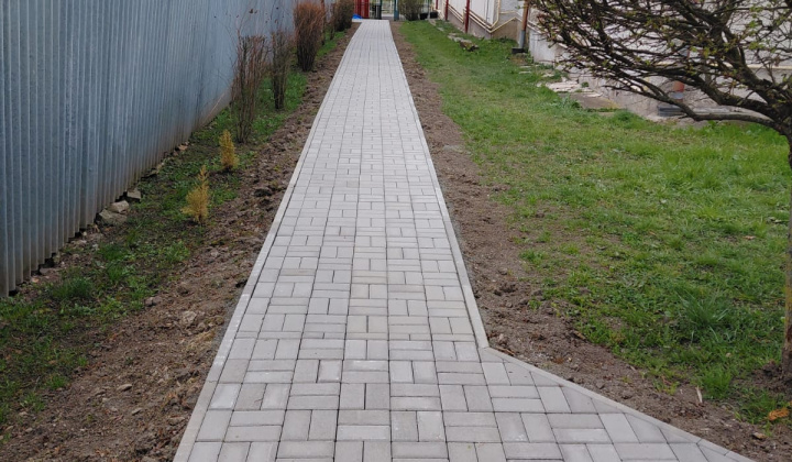 Oprava prístupového chodníka k materskej škole v Brezine