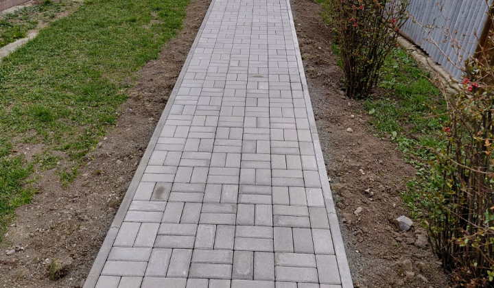 Oprava prístupového chodníka k materskej škole v Brezine