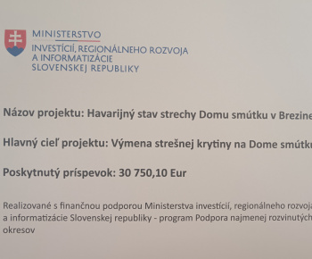 Aktuality / Havarijný stav strechy Domu smútku v Brezine - foto