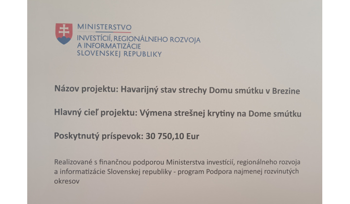 Havarijný stav strechy Domu smútku v Brezine