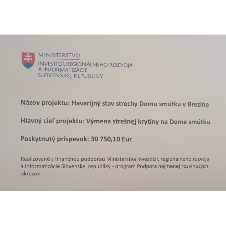 Havarijný stav strechy Domu smútku v Brezine